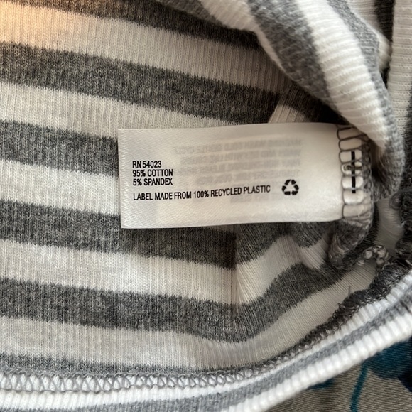 3/$18 Gap ribbed tank top size x-small - Picture 6 of 7